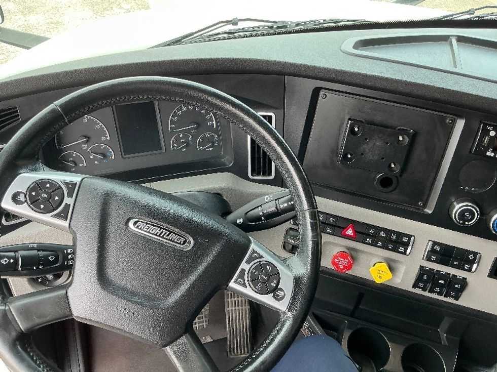 Sleeper Tractor-Heavy Duty Tractors-Freightliner-2023-T12664ST-Dallas-TX-335,858\n\t\tmiles-$ 98,750 - Image 11