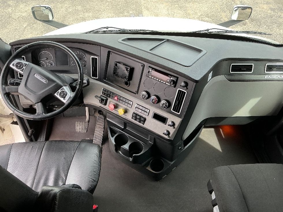 Sleeper Tractor-Heavy Duty Tractors-Freightliner-2023-T12664ST-Dallas-TX-335,858\n\t\tmiles-$ 98,750 - Image 12