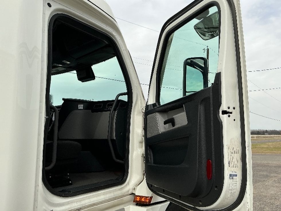 Sleeper Tractor-Heavy Duty Tractors-Freightliner-2023-T12664ST-Dallas-TX-335,858\n\t\tmiles-$ 98,750 - Image 13