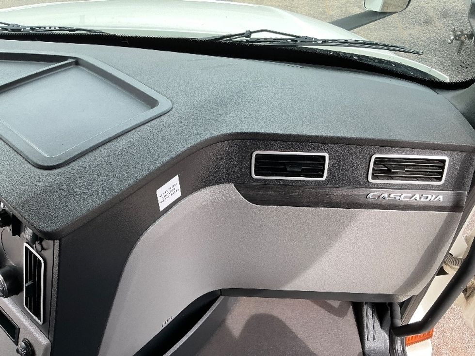 Sleeper Tractor-Heavy Duty Tractors-Freightliner-2023-T12664ST-Dallas-TX-335,858\n\t\tmiles-$ 98,750 - Image 14