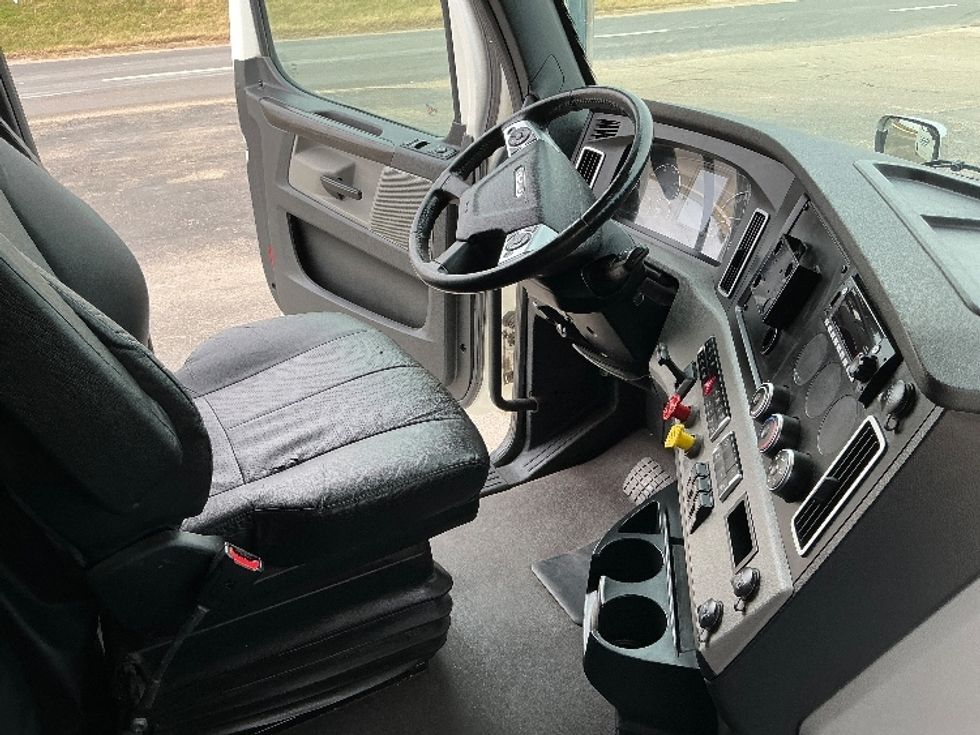 Sleeper Tractor-Heavy Duty Tractors-Freightliner-2023-T12664ST-Dallas-TX-335,858\n\t\tmiles-$ 98,750 - Image 15