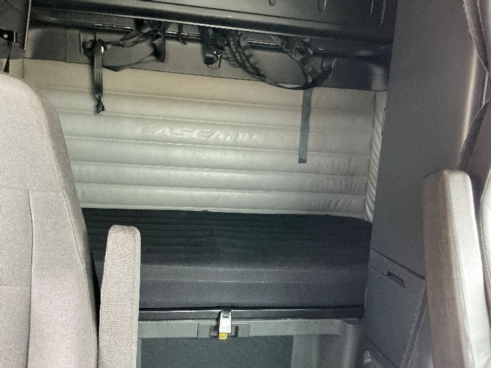 Sleeper Tractor-Heavy Duty Tractors-Freightliner-2023-T12664ST-Dallas-TX-335,858\n\t\tmiles-$ 98,750 - Image 16