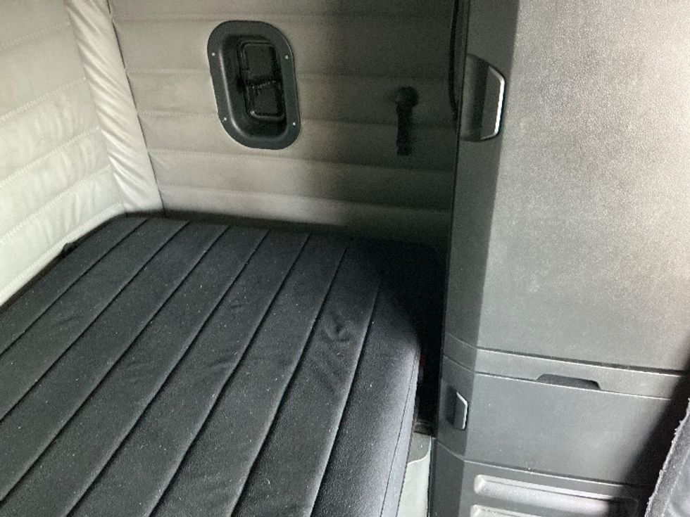 Sleeper Tractor-Heavy Duty Tractors-Freightliner-2023-T12664ST-Dallas-TX-335,858\n\t\tmiles-$ 98,750 - Image 18