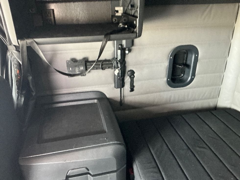 Sleeper Tractor-Heavy Duty Tractors-Freightliner-2023-T12664ST-Dallas-TX-335,858\n\t\tmiles-$ 98,750 - Image 19