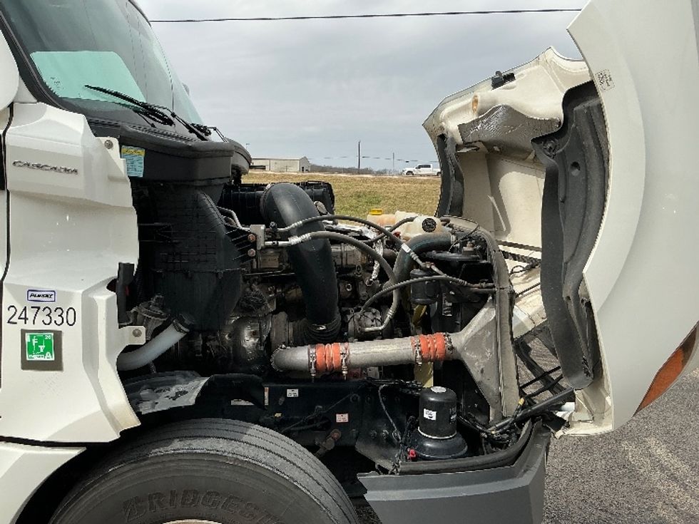 Sleeper Tractor-Heavy Duty Tractors-Freightliner-2023-T12664ST-Dallas-TX-335,858\n\t\tmiles-$ 98,750 - Image 20