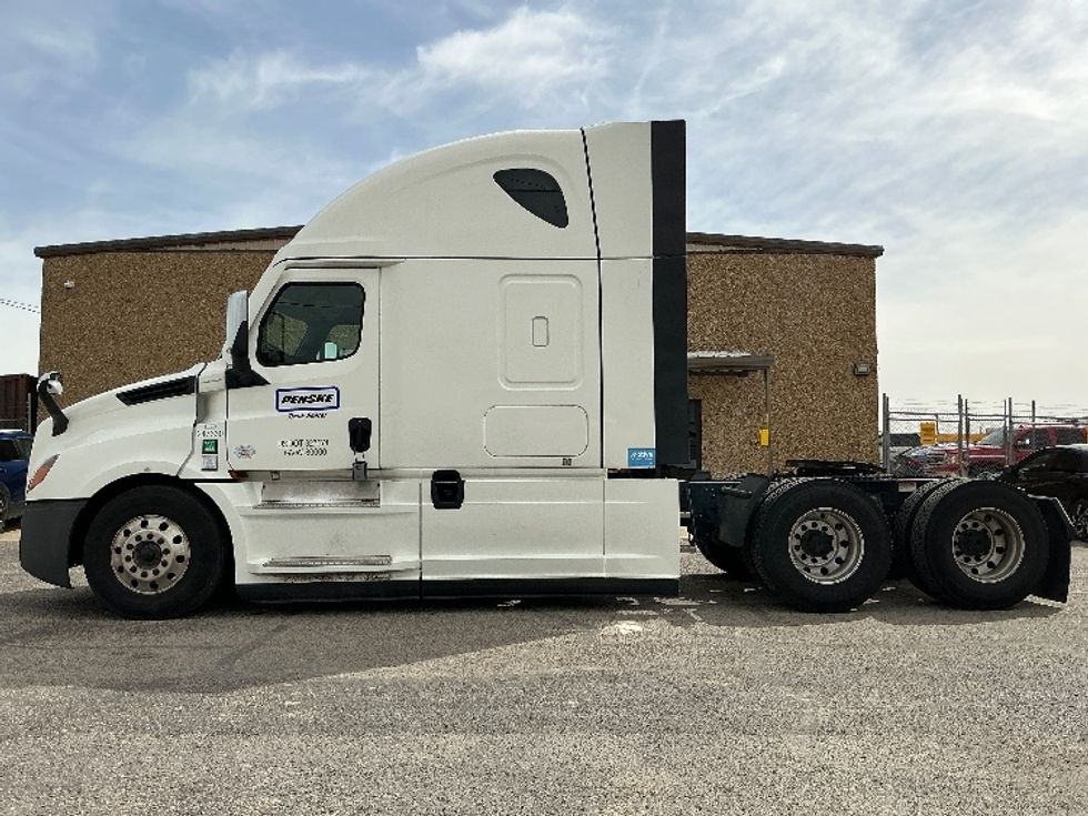 Sleeper Tractor-Heavy Duty Tractors-Freightliner-2023-T12664ST-Dallas-TX-335,858\n\t\tmiles-$ 98,750 - Image 4