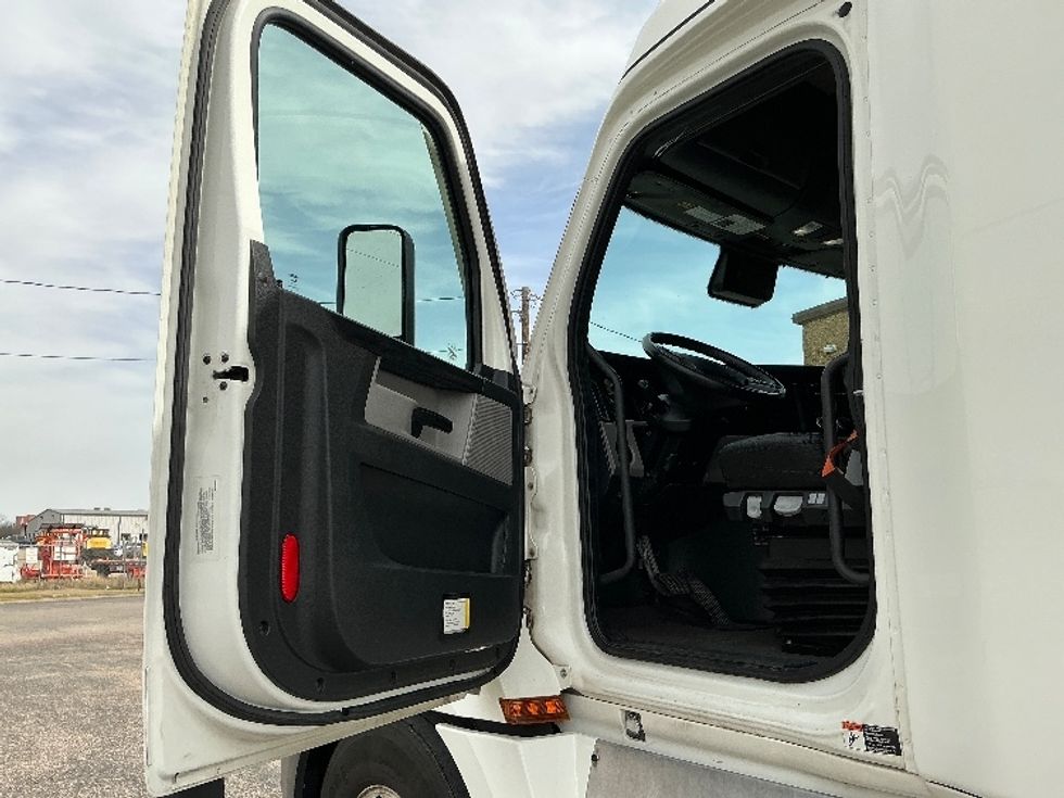 Sleeper Tractor-Heavy Duty Tractors-Freightliner-2023-T12664ST-Dallas-TX-335,858\n\t\tmiles-$ 98,750 - Image 6