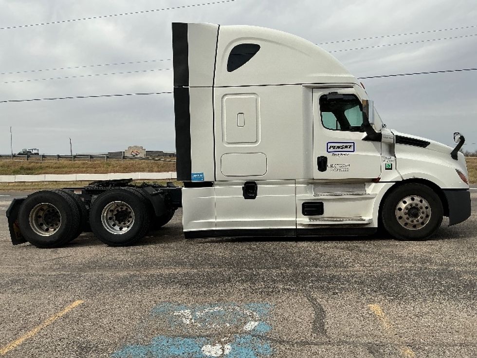 Sleeper Tractor-Heavy Duty Tractors-Freightliner-2023-T12664ST-Dallas-TX-335,858\n\t\tmiles-$ 98,750 - Image 9