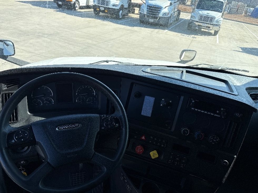 Sleeper Tractor-Heavy Duty Tractors-Freightliner-2023-T12664ST-Dallas-TX-406,289\n\t\tmiles-$ 85,500 - Image 11