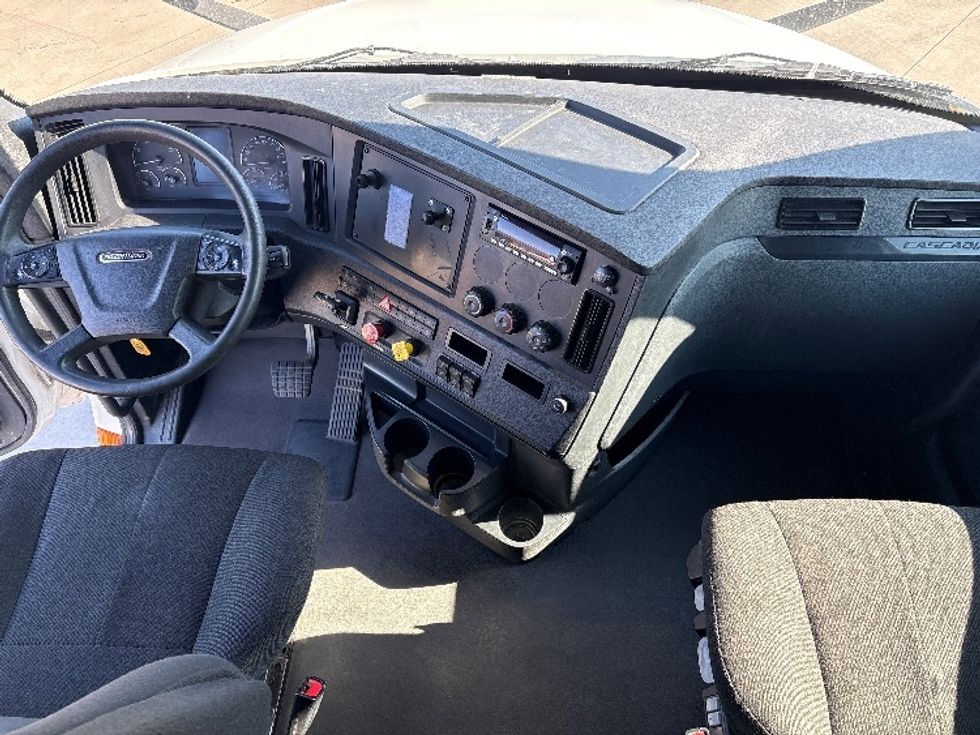 Sleeper Tractor-Heavy Duty Tractors-Freightliner-2023-T12664ST-Dallas-TX-406,289\n\t\tmiles-$ 85,500 - Image 12