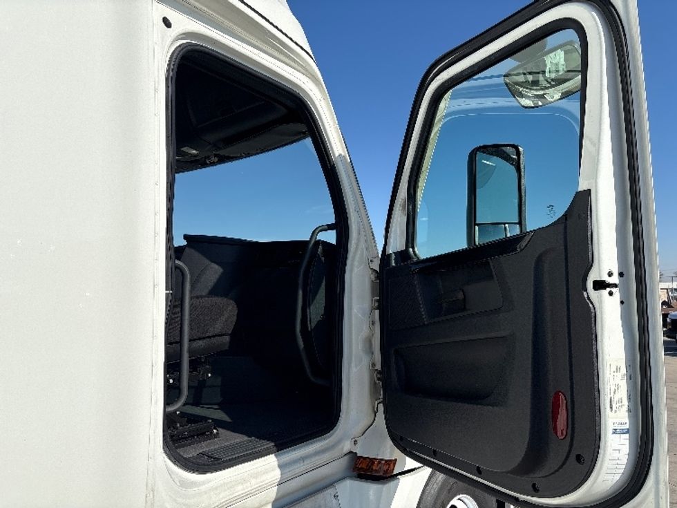 Sleeper Tractor-Heavy Duty Tractors-Freightliner-2023-T12664ST-Dallas-TX-406,289\n\t\tmiles-$ 85,500 - Image 13