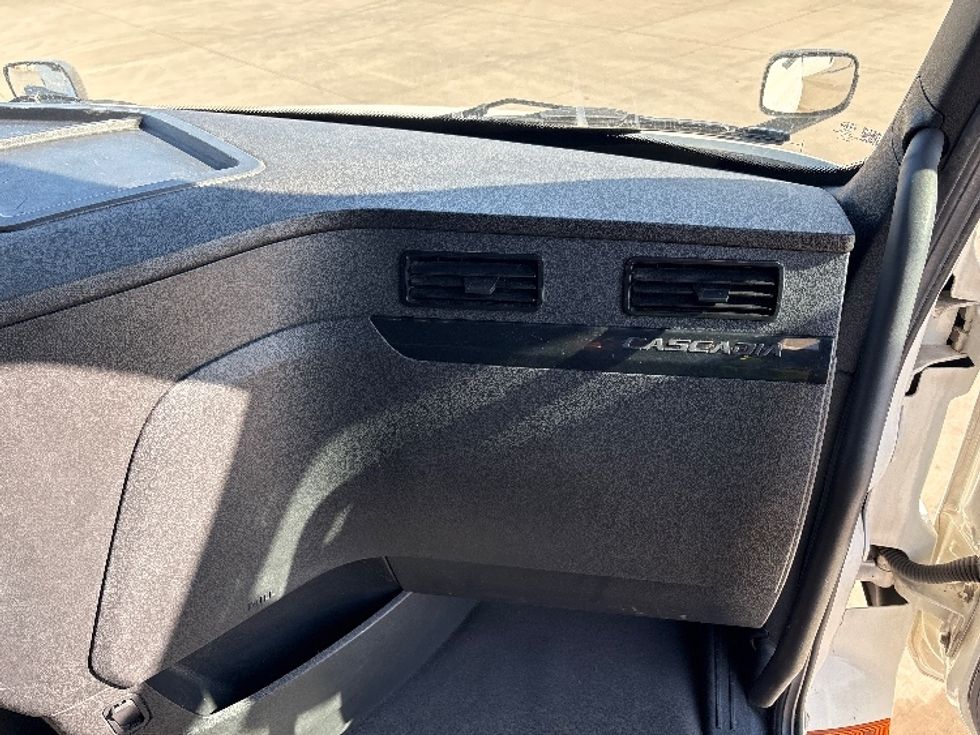 Sleeper Tractor-Heavy Duty Tractors-Freightliner-2023-T12664ST-Dallas-TX-406,289\n\t\tmiles-$ 85,500 - Image 14