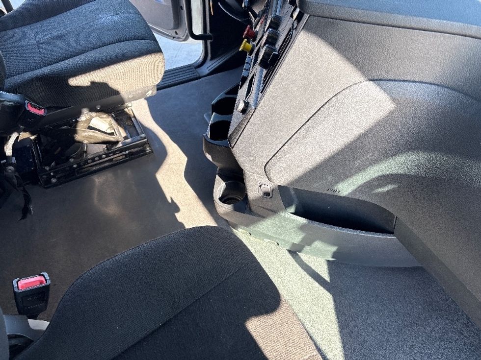 Sleeper Tractor-Heavy Duty Tractors-Freightliner-2023-T12664ST-Dallas-TX-406,289\n\t\tmiles-$ 85,500 - Image 15