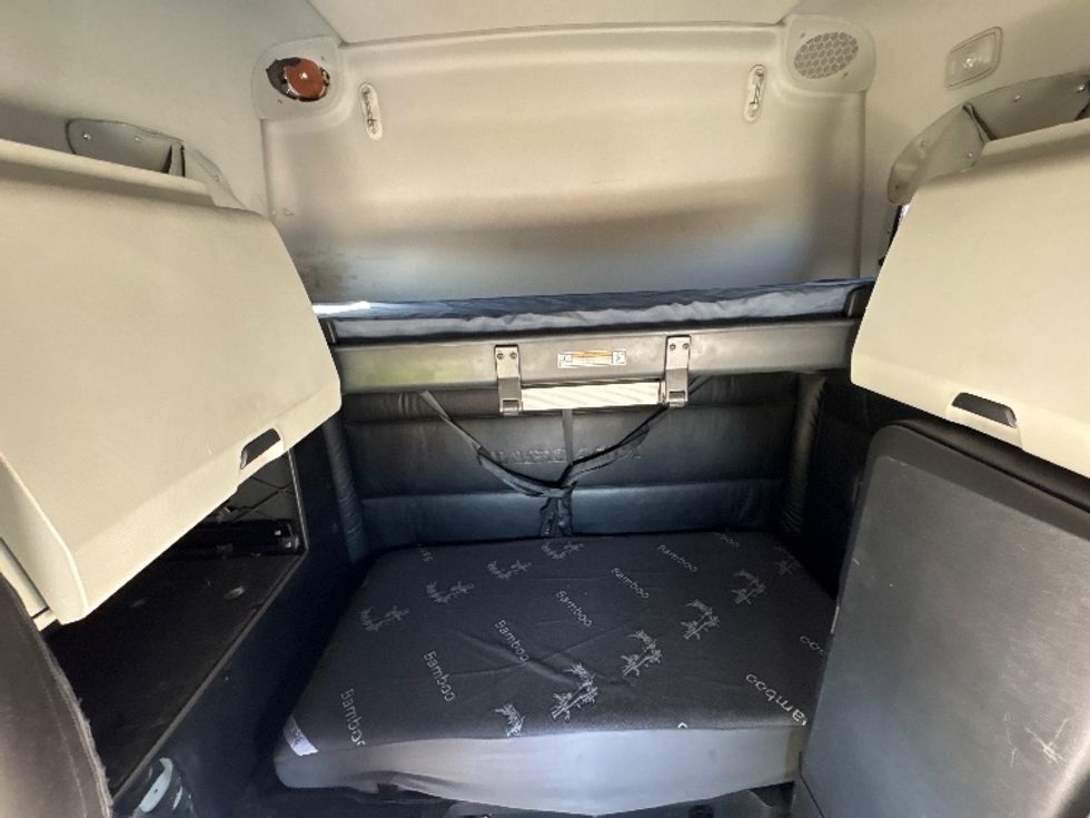 Sleeper Tractor-Heavy Duty Tractors-Freightliner-2023-T12664ST-Dallas-TX-406,289\n\t\tmiles-$ 85,500 - Image 16