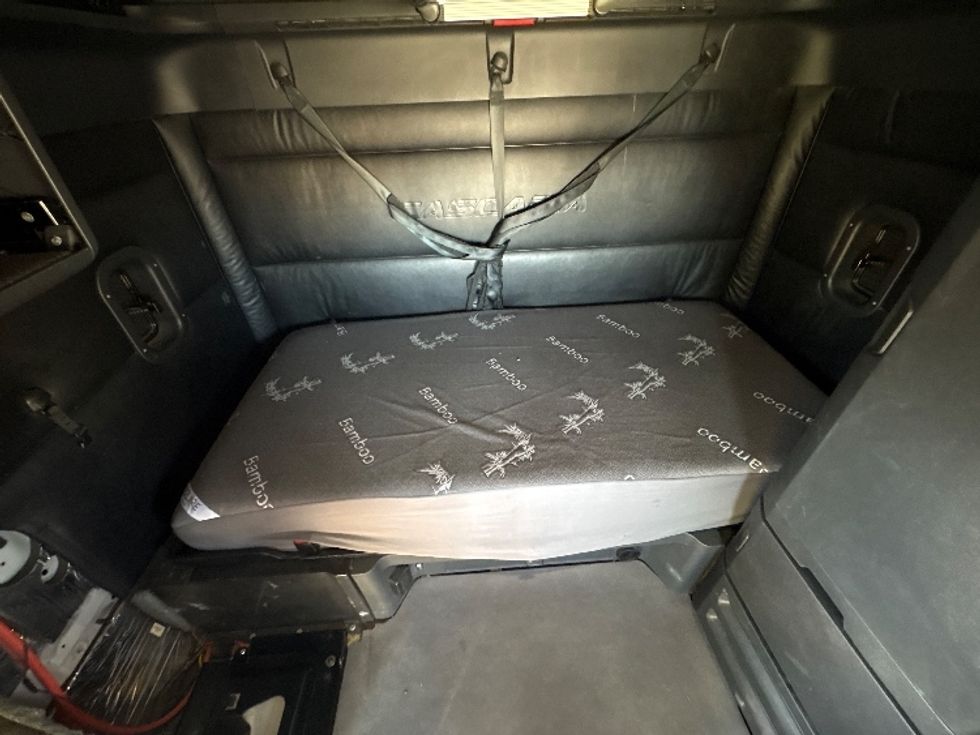 Sleeper Tractor-Heavy Duty Tractors-Freightliner-2023-T12664ST-Dallas-TX-406,289\n\t\tmiles-$ 85,500 - Image 17