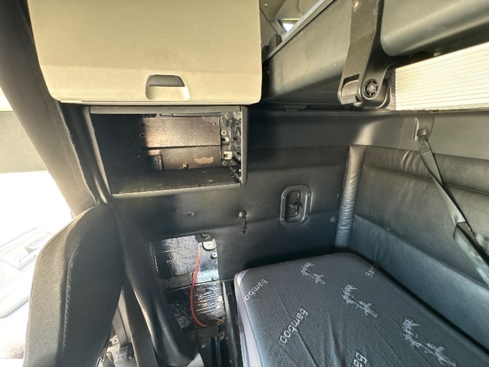 Sleeper Tractor-Heavy Duty Tractors-Freightliner-2023-T12664ST-Dallas-TX-406,289\n\t\tmiles-$ 85,500 - Image 19