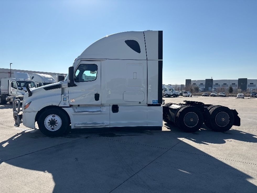 Sleeper Tractor-Heavy Duty Tractors-Freightliner-2023-T12664ST-Dallas-TX-406,289\n\t\tmiles-$ 85,500 - Image 4