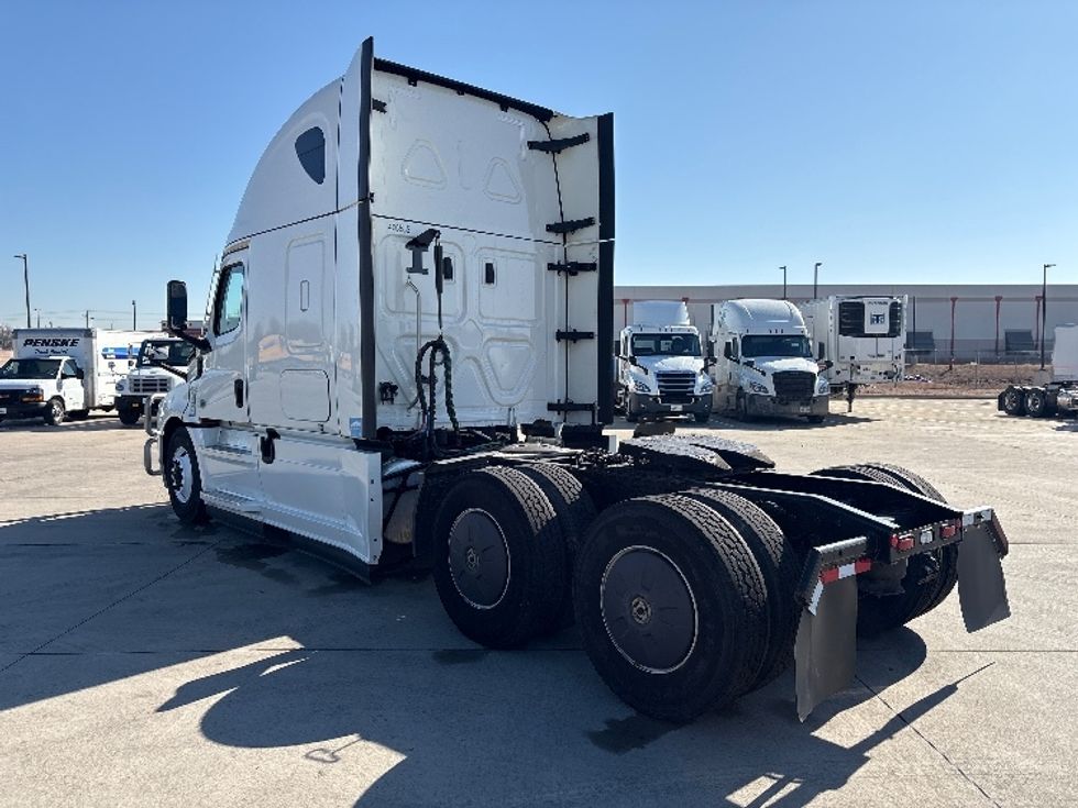 Sleeper Tractor-Heavy Duty Tractors-Freightliner-2023-T12664ST-Dallas-TX-406,289\n\t\tmiles-$ 85,500 - Image 5