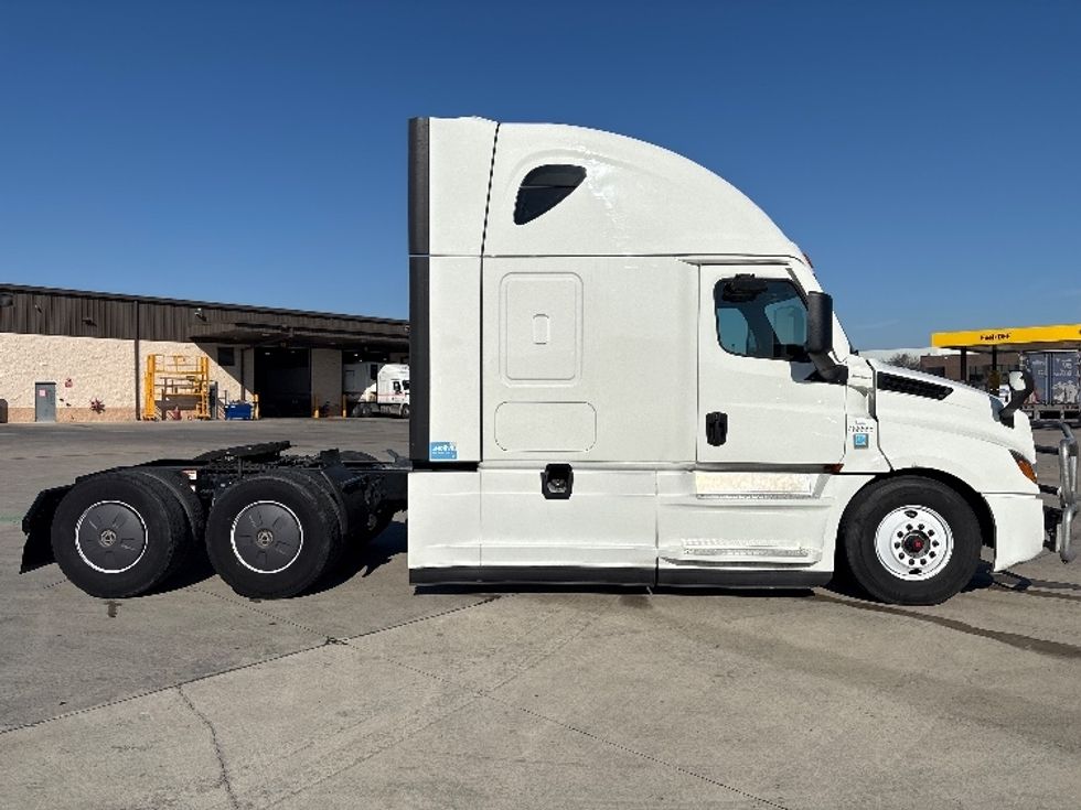 Sleeper Tractor-Heavy Duty Tractors-Freightliner-2023-T12664ST-Dallas-TX-406,289\n\t\tmiles-$ 85,500 - Image 8