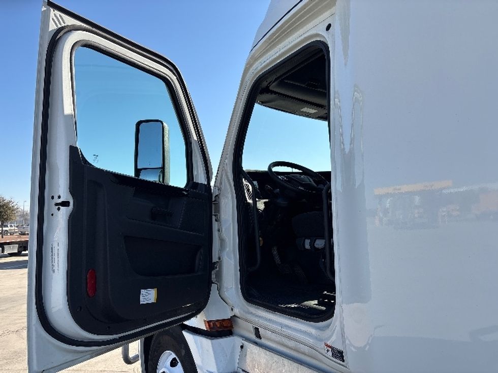 Sleeper Tractor-Heavy Duty Tractors-Freightliner-2023-T12664ST-Dallas-TX-406,289\n\t\tmiles-$ 85,500 - Image 9