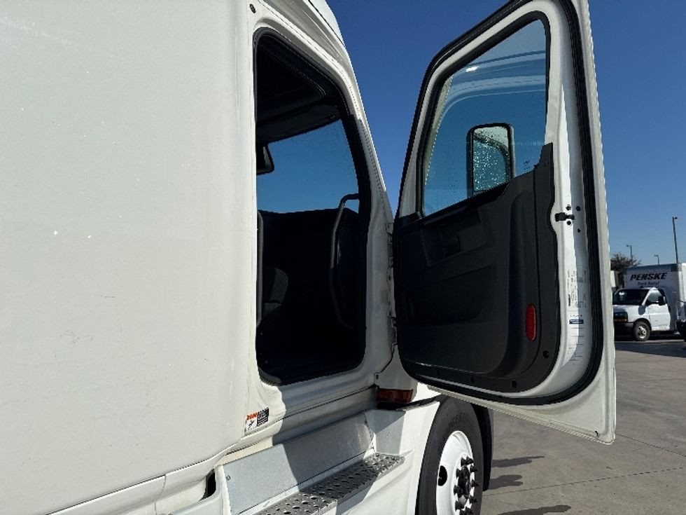 Sleeper Tractor-Heavy Duty Tractors-Freightliner-2023-T12664ST-Dallas-TX-419,808\n\t\tmiles-$ 86,500 - Image 13