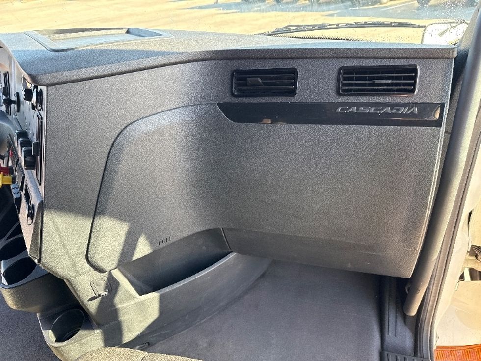 Sleeper Tractor-Heavy Duty Tractors-Freightliner-2023-T12664ST-Dallas-TX-419,808\n\t\tmiles-$ 86,500 - Image 14