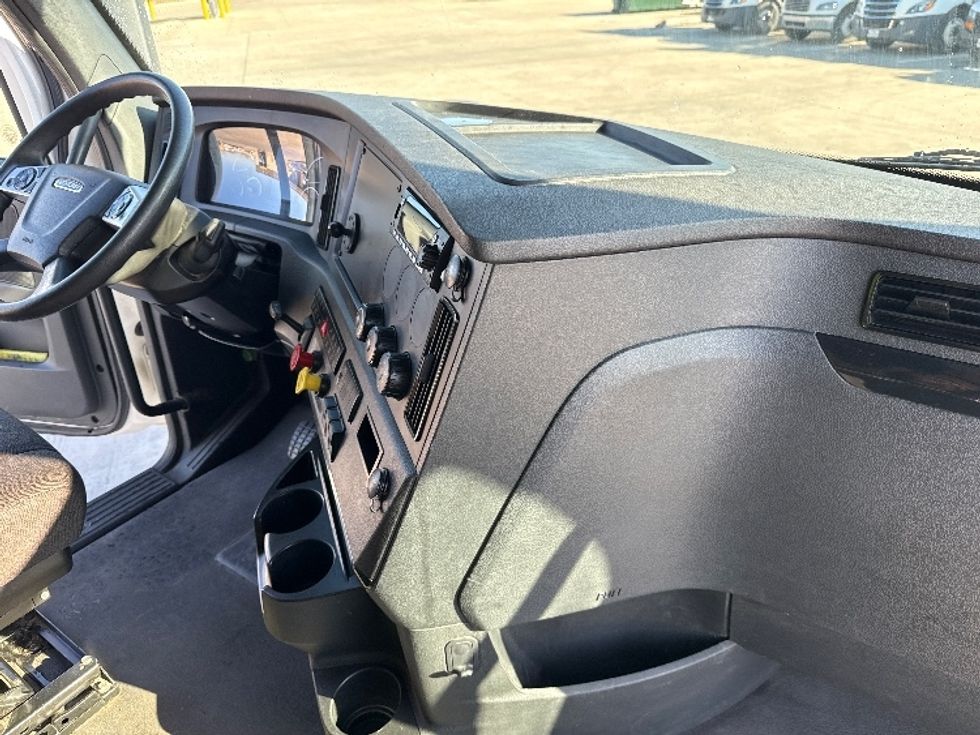 Sleeper Tractor-Heavy Duty Tractors-Freightliner-2023-T12664ST-Dallas-TX-419,808\n\t\tmiles-$ 86,500 - Image 15