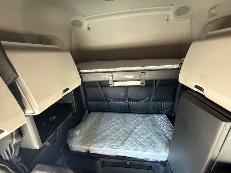 Sleeper Tractor-Heavy Duty Tractors-Freightliner-2023-T12664ST-Dallas-TX-419,808\n\t\tmiles-$ 86,500 - Image 16