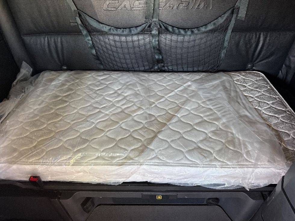 Sleeper Tractor-Heavy Duty Tractors-Freightliner-2023-T12664ST-Dallas-TX-419,808\n\t\tmiles-$ 86,500 - Image 17