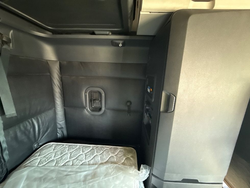 Sleeper Tractor-Heavy Duty Tractors-Freightliner-2023-T12664ST-Dallas-TX-419,808\n\t\tmiles-$ 86,500 - Image 18