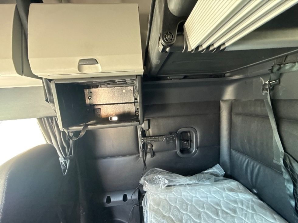 Sleeper Tractor-Heavy Duty Tractors-Freightliner-2023-T12664ST-Dallas-TX-419,808\n\t\tmiles-$ 86,500 - Image 19