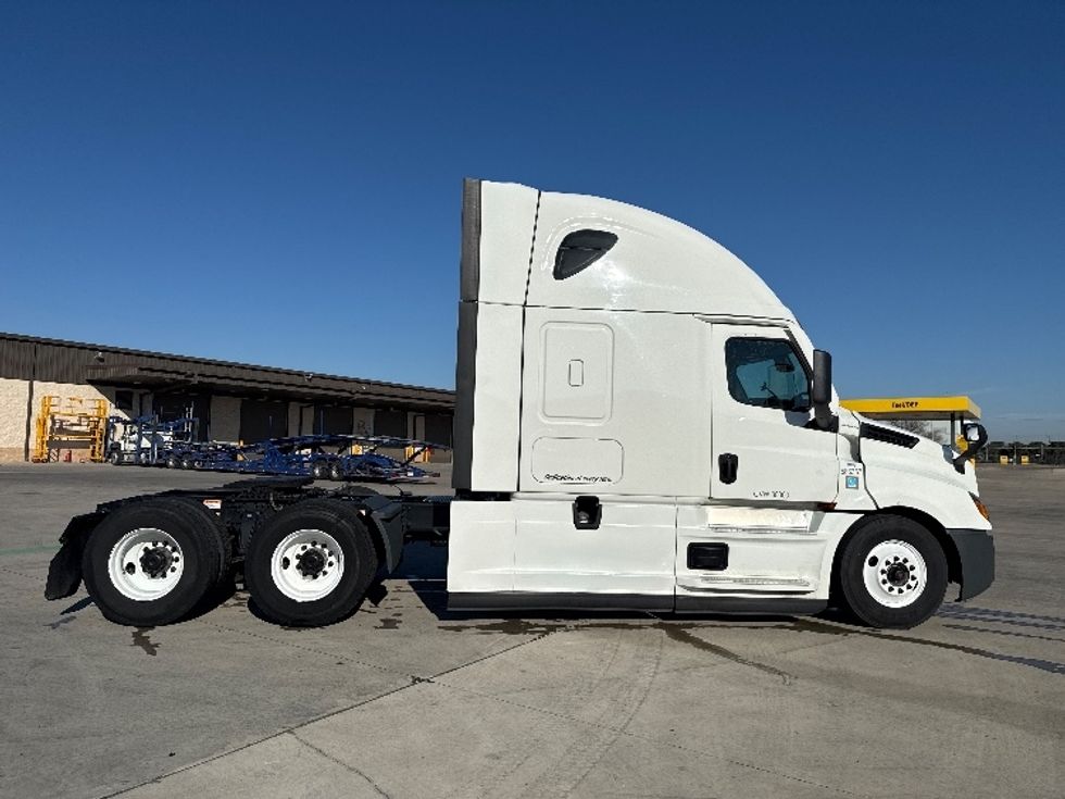 Sleeper Tractor-Heavy Duty Tractors-Freightliner-2023-T12664ST-Dallas-TX-419,808\n\t\tmiles-$ 86,500 - Image 8