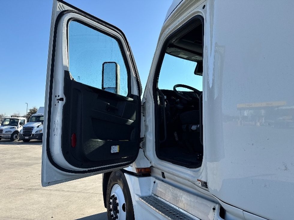 Sleeper Tractor-Heavy Duty Tractors-Freightliner-2023-T12664ST-Dallas-TX-419,808\n\t\tmiles-$ 86,500 - Image 9