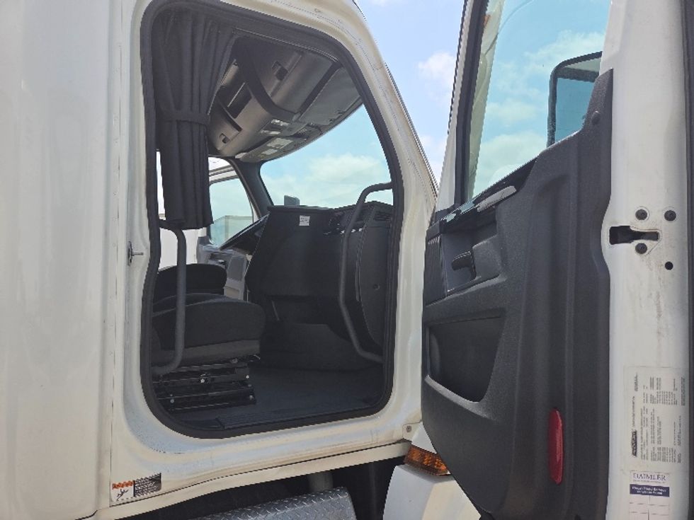 Sleeper Tractor-Heavy Duty Tractors-Freightliner-2023-T12664ST-Dallas-TX-544,296\n\t\tmiles-$ 79,250 - Image 13