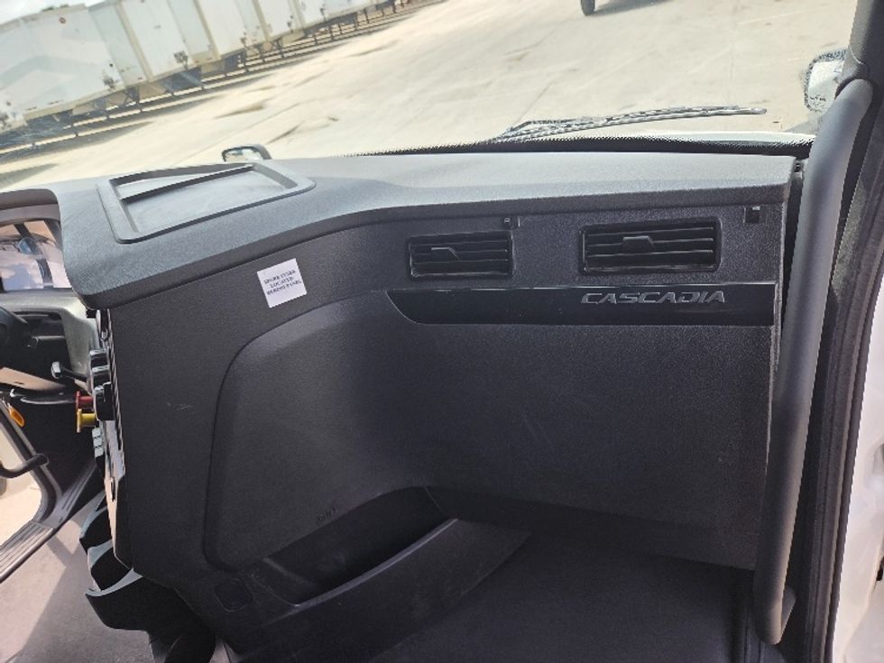 Sleeper Tractor-Heavy Duty Tractors-Freightliner-2023-T12664ST-Dallas-TX-544,296\n\t\tmiles-$ 79,250 - Image 14