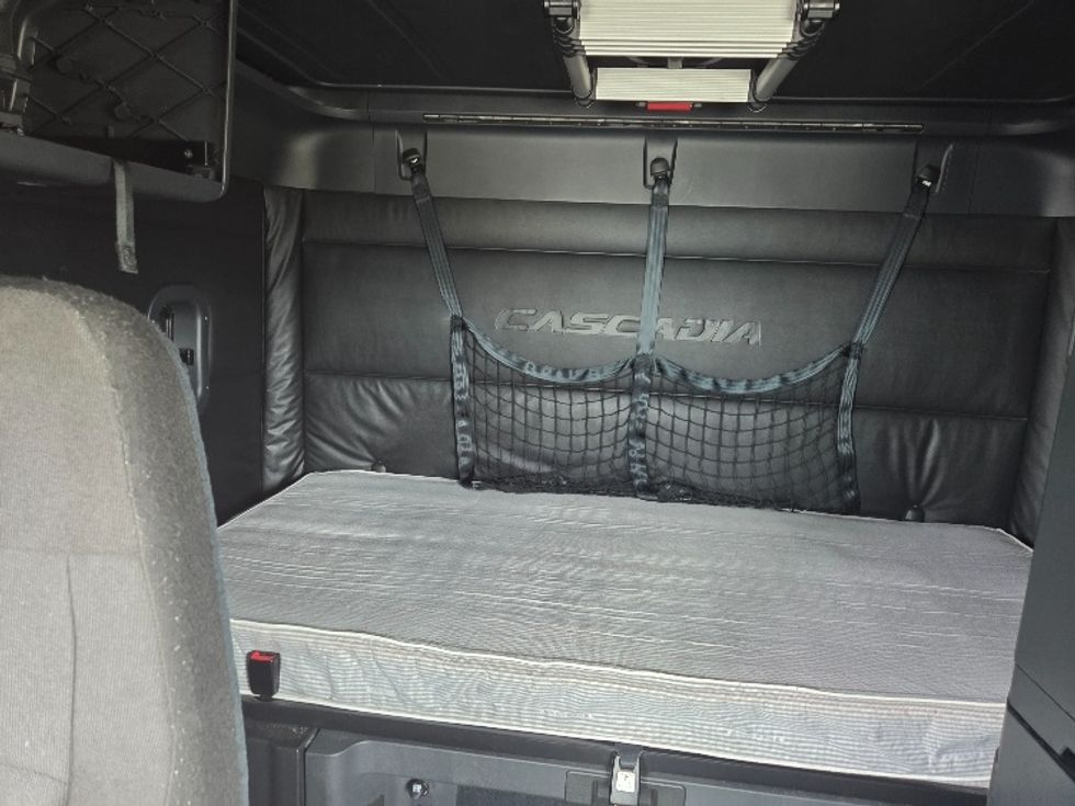 Sleeper Tractor-Heavy Duty Tractors-Freightliner-2023-T12664ST-Dallas-TX-544,296\n\t\tmiles-$ 79,250 - Image 16