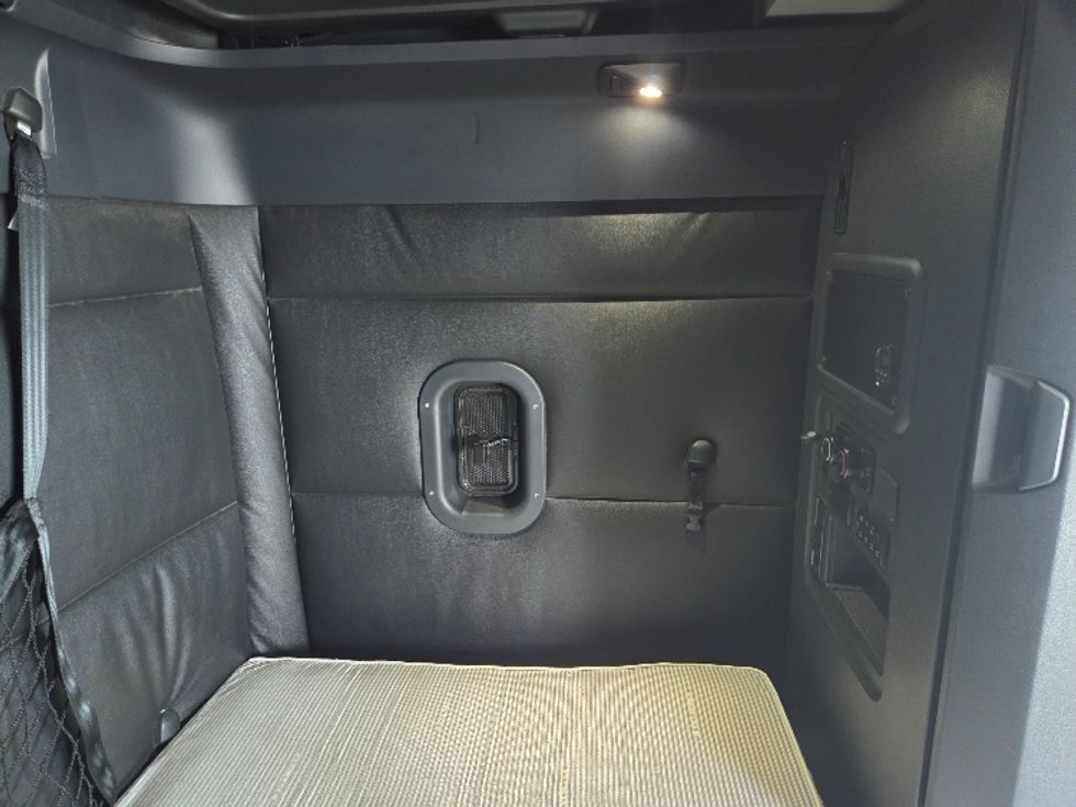 Sleeper Tractor-Heavy Duty Tractors-Freightliner-2023-T12664ST-Dallas-TX-544,296\n\t\tmiles-$ 79,250 - Image 18