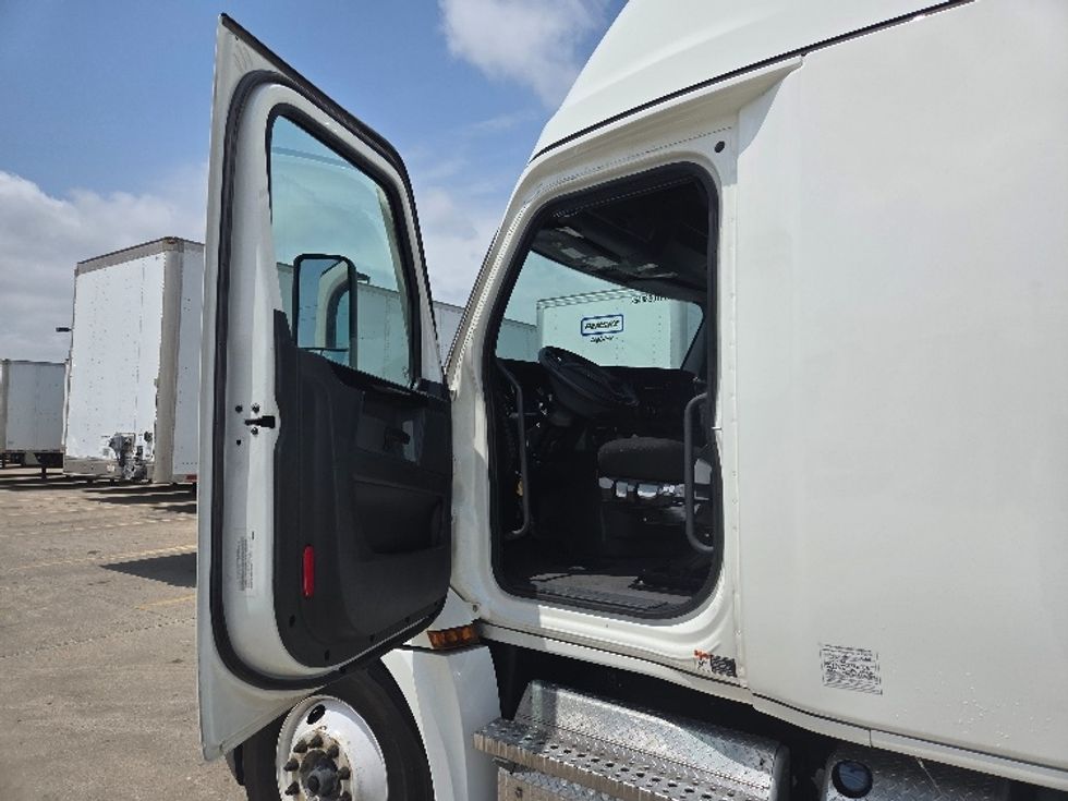 Sleeper Tractor-Heavy Duty Tractors-Freightliner-2023-T12664ST-Dallas-TX-544,296\n\t\tmiles-$ 79,250 - Image 9