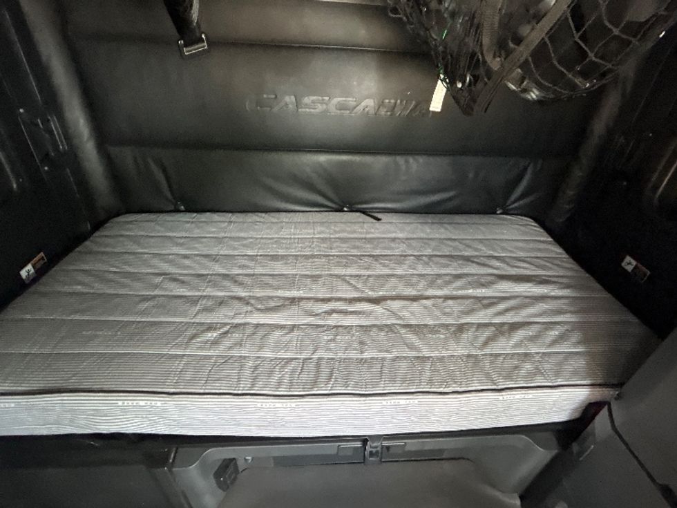 Sleeper Tractor-Heavy Duty Tractors-Freightliner-2023-T12664ST-Dallas-TX-544,656\n\t\tmiles-$ 72,750 - Image 16