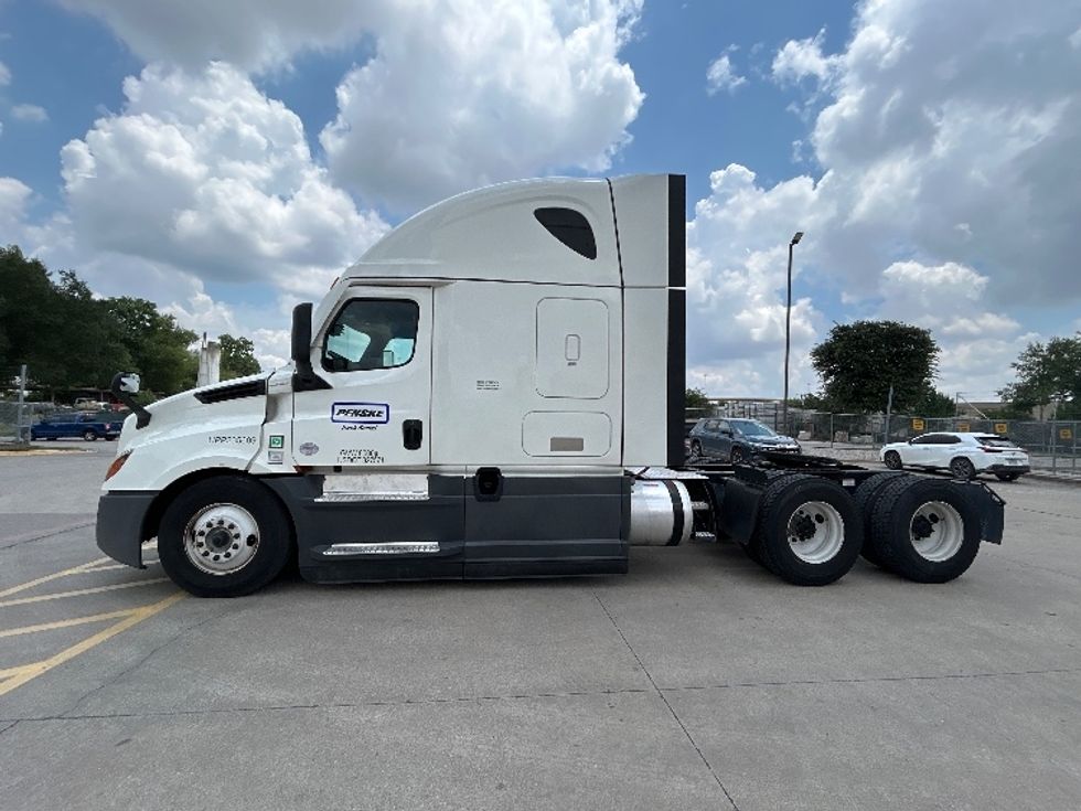 Sleeper Tractor-Heavy Duty Tractors-Freightliner-2023-T12664ST-Dallas-TX-544,656\n\t\tmiles-$ 72,750 - Image 4