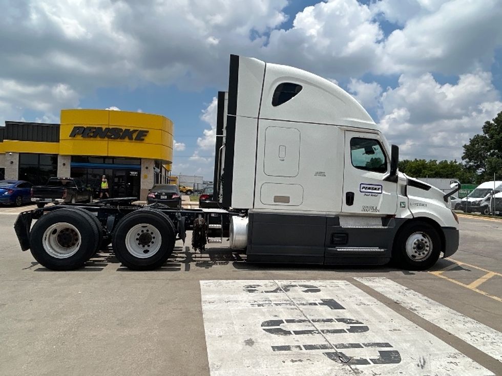 Sleeper Tractor-Heavy Duty Tractors-Freightliner-2023-T12664ST-Dallas-TX-544,656\n\t\tmiles-$ 72,750 - Image 7