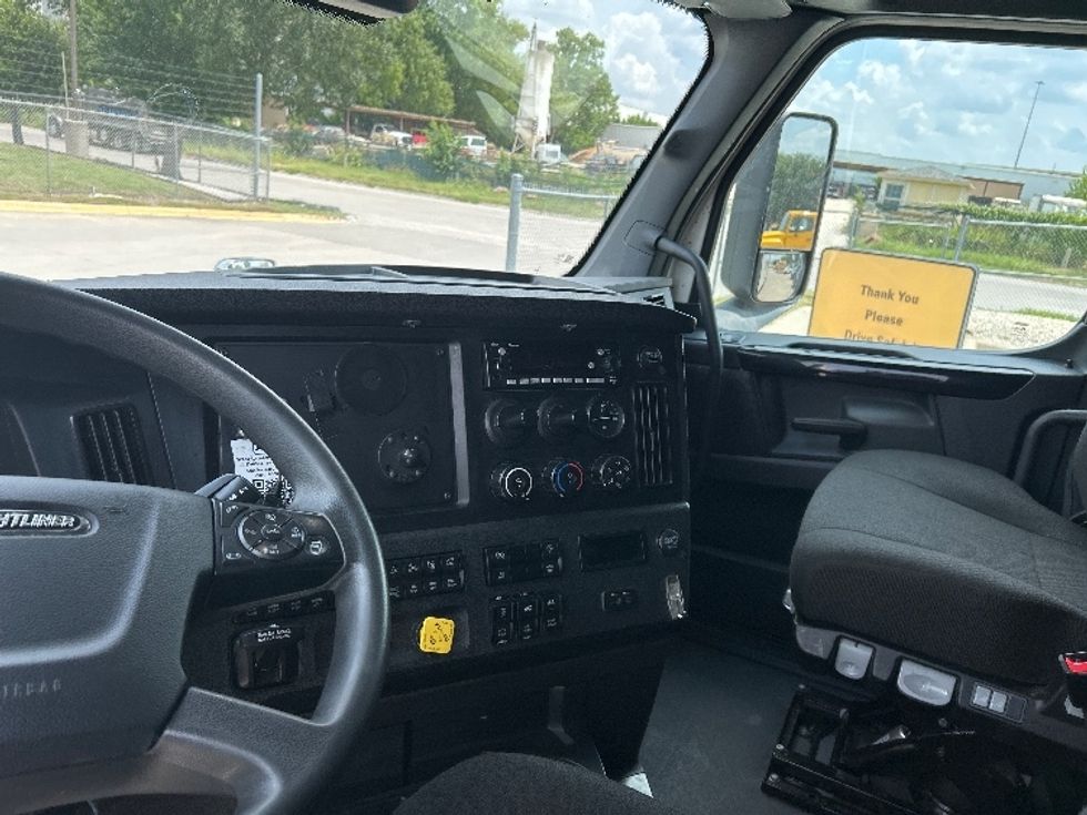 Sleeper Tractor-Heavy Duty Tractors-Freightliner-2023-T12664ST-Dallas-TX-544,656\n\t\tmiles-$ 72,750 - Image 9