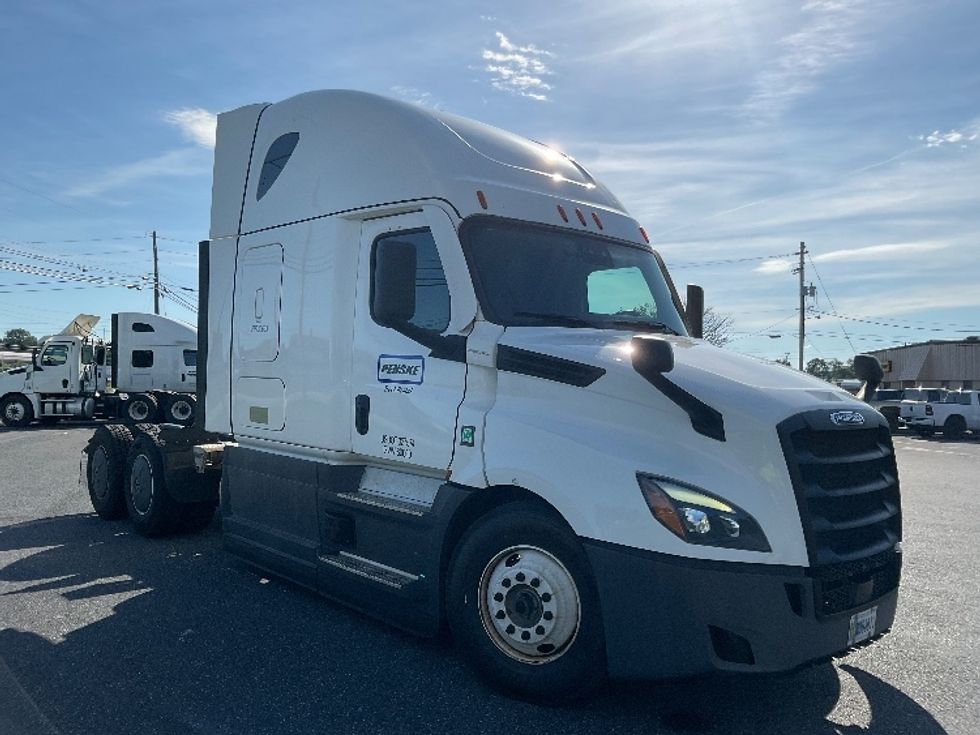 Sleeper Tractor-Heavy Duty Tractors-Freightliner-2023-T12664ST-Dayton-NJ-595,062\n\t\tmiles-$ 72,500 - Image 1