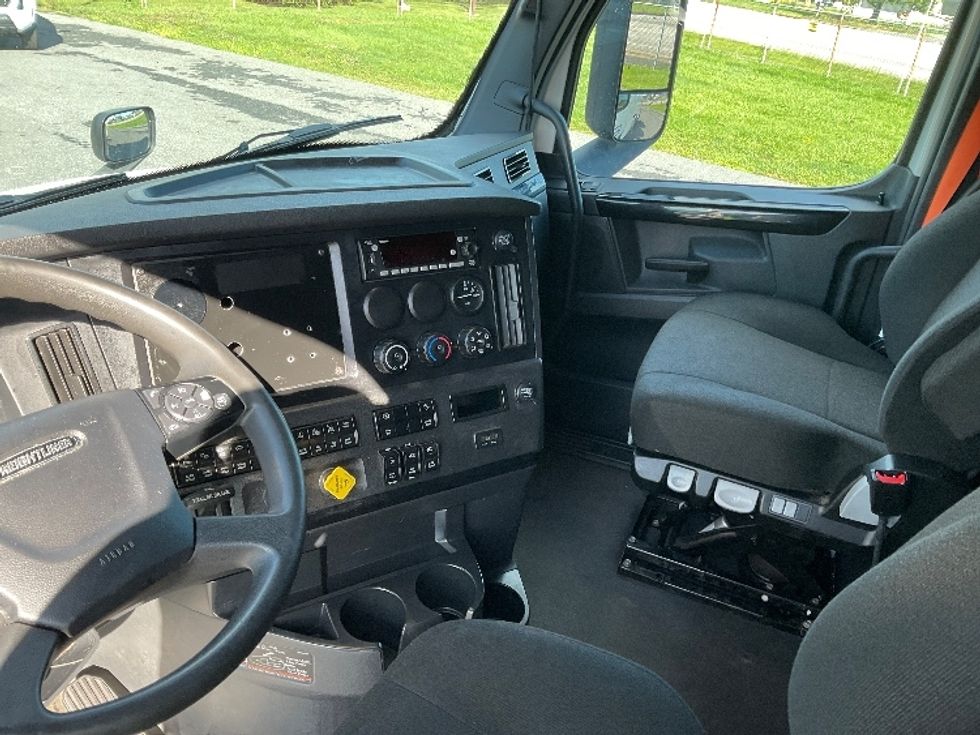 Sleeper Tractor-Heavy Duty Tractors-Freightliner-2023-T12664ST-Dayton-NJ-595,062\n\t\tmiles-$ 72,500 - Image 10