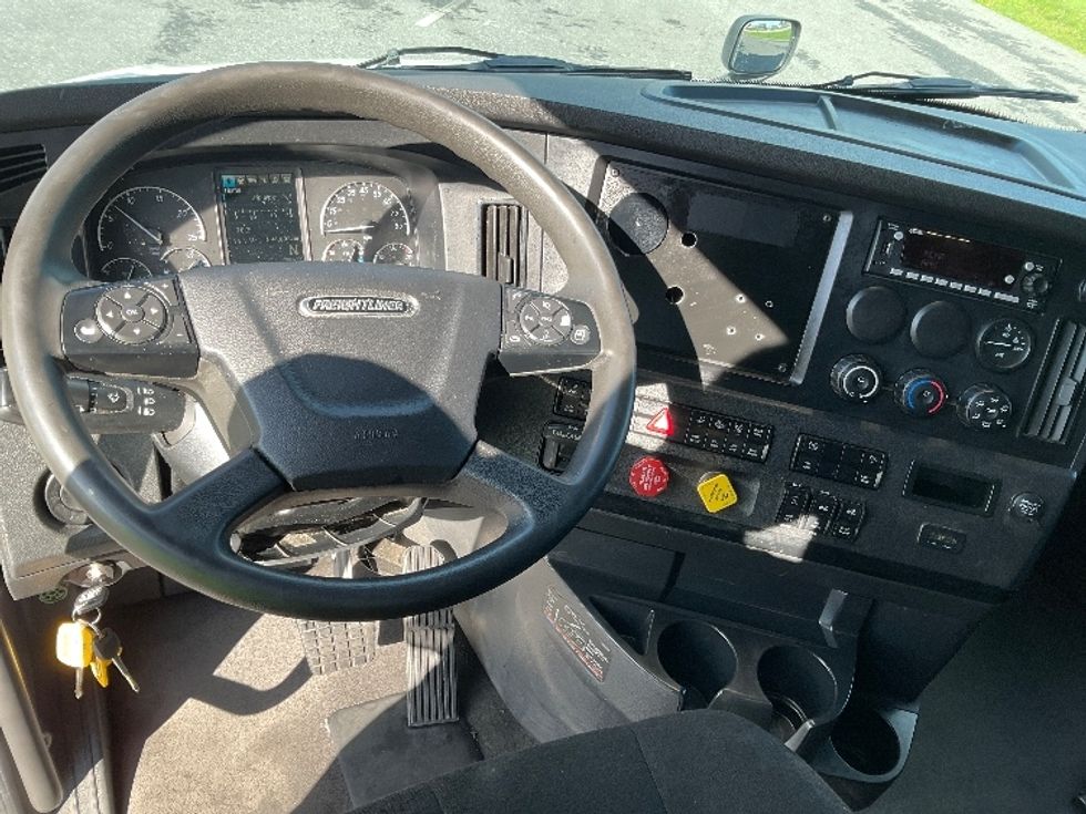 Sleeper Tractor-Heavy Duty Tractors-Freightliner-2023-T12664ST-Dayton-NJ-595,062\n\t\tmiles-$ 72,500 - Image 11
