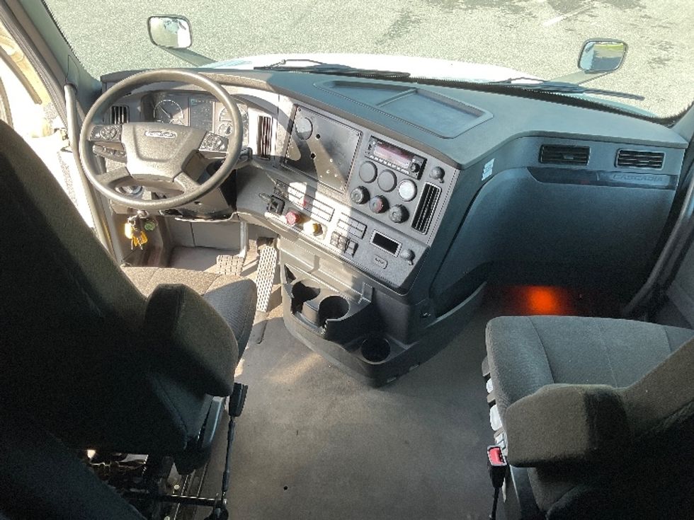 Sleeper Tractor-Heavy Duty Tractors-Freightliner-2023-T12664ST-Dayton-NJ-595,062\n\t\tmiles-$ 72,500 - Image 12