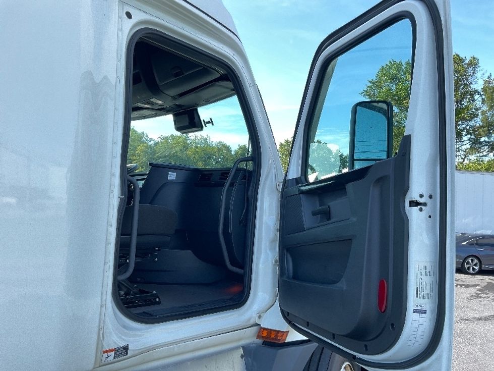 Sleeper Tractor-Heavy Duty Tractors-Freightliner-2023-T12664ST-Dayton-NJ-595,062\n\t\tmiles-$ 72,500 - Image 13