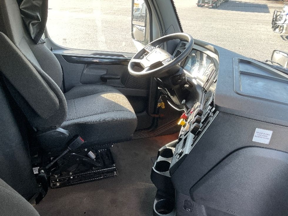 Sleeper Tractor-Heavy Duty Tractors-Freightliner-2023-T12664ST-Dayton-NJ-595,062\n\t\tmiles-$ 72,500 - Image 15