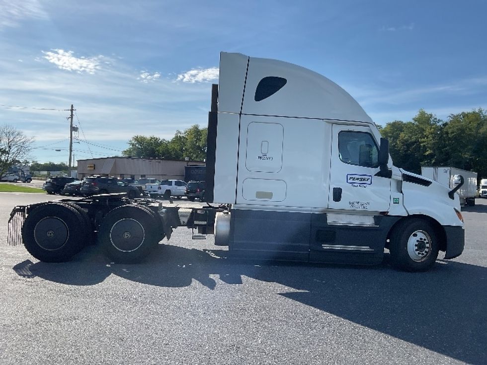 Sleeper Tractor-Heavy Duty Tractors-Freightliner-2023-T12664ST-Dayton-NJ-595,062\n\t\tmiles-$ 72,500 - Image 8