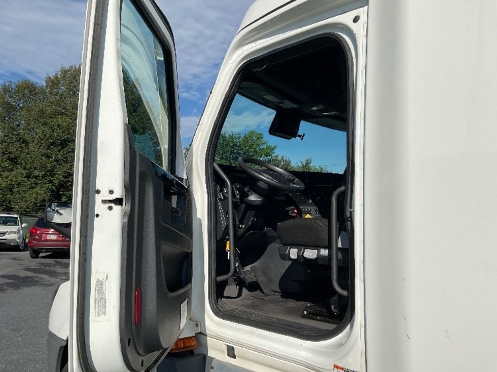 Sleeper Tractor-Heavy Duty Tractors-Freightliner-2023-T12664ST-Dayton-NJ-595,062\n\t\tmiles-$ 72,500 - Image 9